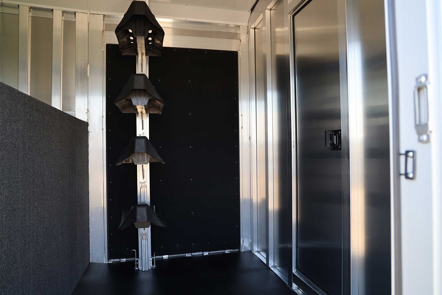 Sooner Ranch SRD 8028 stock combo trailer – dressing room Sooner Ranch SRD 8028 stock combo trailer - dressing room